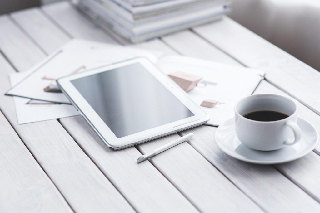 Hintergrundbild: Tisch mit Papier, Laptop, Tasse